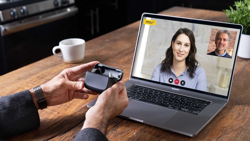 Jabra Enhance Select customer attending a Telehealth appointment