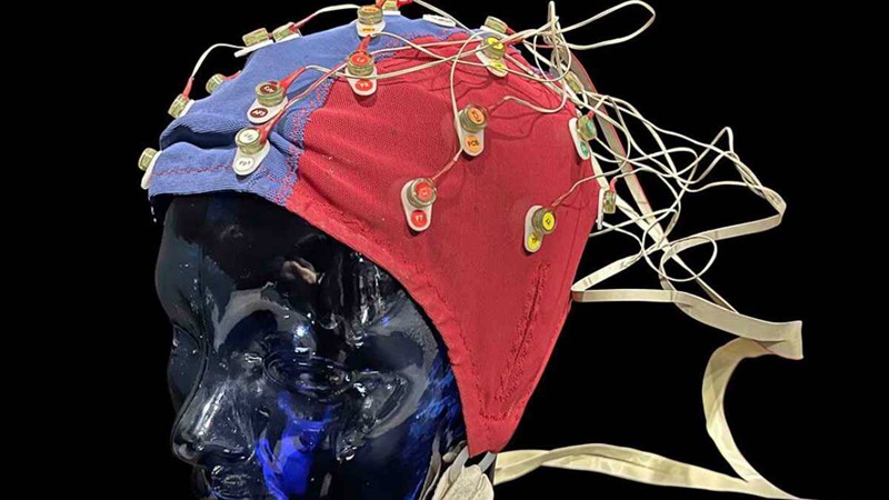 Simulation head with EEG cap. Photo by Jeff Renaud.