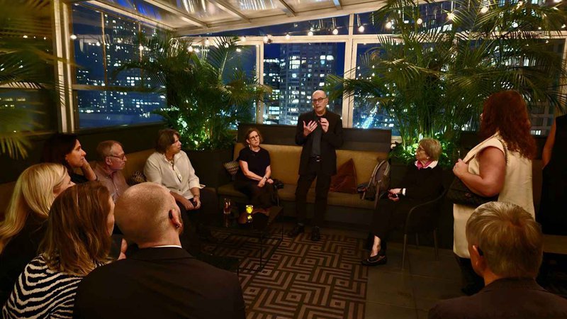 Richard Einhorn speaking to the group of about 20 people at the pre-show event, using a GN ReSound Multi-Mic+ with Auracast. Source: Andre Bellavia
